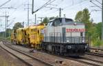 STRABAG 203 166-4 mit firmeneigener MATISA Gleisstopfmaschine und P&T SSP 110SW Schnellschotterplaniermaschine bei der Durchfahrt Bhf.