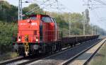 Die von Alstom angemietete 203 120-1  WFL Lok 26  (92 80 1203 120-1 D-ALS, LEW Bj.1974) mit einigen Güterwagen mit alten Holzgleisbohlen beladen Richtung Industrieübergabegebiet Berlin