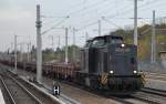 LOCON 218 (203 124-3) mit einem Leerzug Drehgestell-Flachwagen am 03.11.14 in Berlin-Blankenburg Richtung Innenstadt.