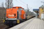hvle V160.4 (203 109-4) mit einigen Drehgestell-Flachwagen Durchfahrt Bhf.