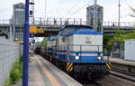 D & D mit der Doppeltraktion 1404/203 221-7 + 1402/203 208-4 und einem ganzzug Oberbaustoffwagen mit Fertiggleisbohlen am 27.05.16 Berlin-Hohenschönhausen.