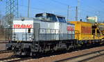 STRABAG mit ihrer 203 166-4 und einigen Materialförder- und Siloeinheiten + Nebenwagen am Haken am 28.03.17 Durchfahrt Bf.