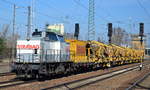 STRABAG mit ihrer 203 166-4 und einigen Materialförder- und Siloeinheiten + Nebenwagen am Haken am 28.03.17 Durchfahrt Bf.