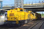 SGL - Schienen Güter Logistik GmbH mit der V 180.08 (92 80 1203 005-4 D-SGL, LEW Bj.1973] und einer Schotterreinigungsmaschine von EUROPOOL + Drehgestell-Flachwagen mit Werkzeugcontainern der FA.