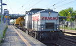 STRABAG 203 166-4 mit einem Gleis- und Weichenbaukran vom Typ KIROW KRC 1200+  DONAU  und Schutzwagen am Haken am 18.05.17 Bf.