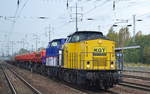 Bauzug der Fa. KGT mit den beiden Alstom Mietloks 203 737 (203 136-7) + 203 764-6 (203 165-6) mit einigen Schüttgutkippwagen und Drehgestell-Flachwagen am 25.09.17 Bf. Flughafen Berlin-Schönefeld.