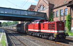 MTEG 204 271-1 [NVR-Nummer: 92 80 1203 226-6 D-MTEG, LEW Bj.1970] hat einen langen geschlossenen PKW-Transportzug abgeholt und fährt nun damit durch den Bf. Hamburg-Harburg am 20.06.17 