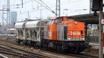 hvle V160.9 (203 141-7) mit zwei Schotterwagen am 22.01.18 Durchfahrt Bf. Berlin-Lichtenberg.
