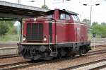 Die NeSa Lok V100 1041 (92 80 1211 041-9 D-NESA, Jung Bj.1962) bei der Durchfahrt im Bhf. Flughafen Berlin-Sch�nefeld, 10.05.12