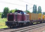 Interressanter Bauzug bei der Durchfahrt in Berlin-Pankow, die V100 1041 der der NeSA. Eine Ex-DB 211�r gebaut von Jung 1962 (92 80 1211 041-9 D-NESA) mit einem Gleisschleifzug mit Absaugvorrichtung mit der Bezeichnung SPENO RR 24 MC7 Richtung Berlin-Blankenburg. 