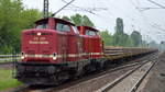 Auch die Rennsteigbahn ist beim boomenden Baustellengeschäft im Bahn- und Gleiswesen mit dabei, hier die Doppeltraktion 213 339 + 212 297-6 mit einem Güterzug Oberbaustoffwagen mit Fertigbeton-Gleisbohlen am 26.05.16 Berlin-Hohenschönhausen.