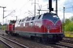 221 145-6 (92 80 1221 145-6 D-PEG) glänzt immer noch so herrlich wie voriges Jahr bei der InnoTrans Berlin, hier kam sie überraschend mit der EBM 203 111-0 am Haken durch den Bhf.