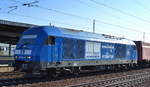 Zum späten Nachmittag noch die schöne PRESS 253 014-9 (223 051-4) mit einem Schüttgut-Containerzug (leer) für Holzhackschnitzel bei der Durchfahrt Bf.