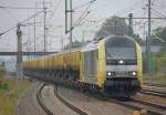 MRCE Dispolok ER 20-003 (92 80 1223 003-5 D-DISPO) unterwags f�r die HSL-Logistik GmbH mit einem Ganzzug Sch�ttgutkippwagen mit feinem hellem Kies bef�llt, 09.09.10 Durchfahrt Bhf.