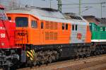 Die orange Ludmilla 230 077-0 (92 80 1230 077-0 D-RTS, Lugansk Bj.1972)der Rail Transport Service GmbH die in �sterreich und Deutschland zugelassene Loks besitzen auf �berf�hrungsfahrt gezogen von CFL Cargo Lok 1506 am 01.03.11 Bhf. Flughafen Berlin-Sch�nefeld. 