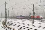Leider nur ein Handybild und bei dichtem Schneetreiben, ein reines Belegbild, die in v�llig neuer Farbe  sich pr�sentierende ex EVB Ludmilla 622 01 im neuen Design der RAILDOX GmbH in dunkelblau mit