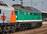 Die gr�ne Ludmilla V300 002 (Lugansk Bj.1976, ex DB 232 405 mit CAT Motor) der Wismut GmbH wird am 01.03.11 von der CFL Cargo lok 1506 �berf�hrt, 01.03.11 Bhf.