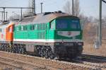 Hier noch mal in Gesamtansicht, V300 002 der Wismut GmbH am 01.03.11 am Ende eines Lokzuges gezogen von CFL Cargo Lok 1506, 01.03.11 Bhf.