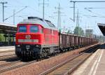MEG 315 (9280 1 232 489-5 D-MEG) mit Ganzzug firmeneigener offener G�terwagen vom Typ Eaos bei einer Kurzpause im Bhf.