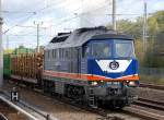 Eine der farblich auff�lligsten Privat-Ludmillas, die Raildox-Lok 232 103-2 (92 80 1232 103-2 D-RDX, Lugansk Bj.1974 als V 300) mit Ganzzug Rungenwagen mit Frischholz auf dem Weg Berliner Innenstadt,