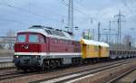 DGT/DB Bahnbau Gruppe 232 550-4 mit zwei Bahndienstwagen und einer ganzen Reihe ERR Drehgestell-Flachwagen vom Typ Smnps ohne Beladung bei der Durchfahrt Bhf.