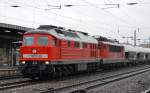 MEG 313 (232 068-7) mit MEG 708 (155 046-6) und noch ganz frisch aussehenden Staubgautwagen (Ganzzug) bei der Durchfahrt Bhf.