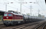 Ein mächtiger Regenschauer und es kam gerade LEG 132 109-0/232 109-9 mit einem Kesselwagenzug (Dieselkraftstoff) durch den Bf.