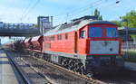 WFL Lok 25 / 203 112-8 verlässt mit einem leeren Schotterzug und am ende des Zuges noch WFL 232 901-9 die Industrieübergabe Nordost am 21.06.17 Berlin-Hohenschönhausen.