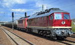 LEG 132 158-7 (232 158-8) mit 155 078-9 und Kesselwagenzug am Haken am 26.04.17 Bf.