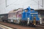 Ungew�hnlicher Zug, die PRESS 363 027-4 hat die alte ausgemusterte 232 387-1 (Abenteuerzug) am Haken und einen Drehgestellflachwagen mit alten Gleisbohlen, Kurzhalt im Bhf.