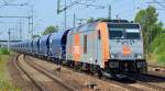 hvle mit 246 010-3 und einem Zug noch ganz neuer Getreideschüttgutwagen von VTG vom Typ Tagnpps am 04.08.15 Bhf.