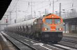 hvle Orange Tiger V330.3 mit Ganzzug fabrikneu aussehender Staubsilowagen vom Wageneinsteller GATX Germany, 16.01.12 Durchfahrt Bhf.