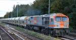 hvle V330.4 (250 004-9) verlässt mit einem langen Ganzzug Schüttgutwagen den Gbf.