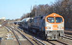 hvle V330.3 (250 011-4) hatte tagsüber seinen langen Ganzzug mit Kies im Gbf.