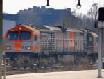 Eine der drei Orange Tiger V330.? (Bj.2004) bei der Durchfahrt im Bhf.