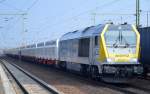 Absolut überraschend, eine Voith Maxima 30 CC der SHS Stuttgarter Bahnservice, die 263 006-9 mit dem Firmenlogo der Fa. MERTZ Kies- und Sandwerke GmbH & Co. KG mit einem Ganzzug österreichischer Containertragwagen mit innofreight Spezialcontainern der Fa. MERTZ beladen am 29.10.15 Durchfahrt Bhf. Flughafen Berlin-Schönefeld.