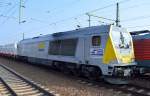Noch mal von Näherem, die VOITH MAXIMA 30 CC der SHS mit der Nr. 92 80 1263 006-9 D-VTLT am 29.10.15 mit Containerzug im Bhf. Flughafen Berlin-Schönefeld.