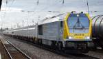 Voith Maxima 30 CC der SBS Stuttgarter Bahnservice, die 263 006-9 mit ihrem speziellen Containerzug für Baustoffe zum zweiten Mal bei der Durchfahrt Bhf. Flughafen Berlin-Schönefeld, 19.11.15