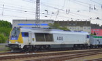 ADE 264 007-6 mit einem Ganzzug firmeneigener offener Güterwagen am frühen Abend bei der Durchfahrt Bf.