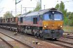 HHPI 29003 mit einem Ganzzug Sch�ttgutwagen (Schotterwagen) bei der Durchfahrt im Bhf.