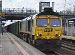 Die polnische FPL mit ihrer 66007/3 650 006-1 und Ganzzug offener Drehgestell-Güterwagen am 10.05.17 Durchfahrt Bf. Berlin-Hohenschönhausen.