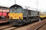 MRECE Dispolok 6614  Lauryn  (92 80 1266 130-0 D-DISPO, EMD Bj.2005) mit einem Ganzzug Drehgestellflachwagen mit Fertiggleissegmenten beladen, Kurzhalt am 18.08.10 Bhf.
