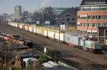 Neuerdings h�ufiger auch Samstags wird im eigentlich am Wochenende geschlossenen Berliner Westhafen noch ein Containerzug Richtung Terminal rangiert, die BEHALA Lok 20 (92 80 1277 406-5 D-BHL)