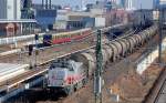 mkb V19 (277 808-2) kommt gerade mit einem Kesselwagenzug Richtung Berlin-Spandau während eine Ringbahn der Linie S42 der Berliner S-Bahn Br 480 im Bhf. Berlin-Westhafen einfährt, 25.02.14