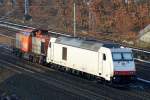 HVLE V160.7 (203 150-8) mit der immer noch weißen HVLE 285 104-6 am Haken Richtung Berliner Innenstadt am 18.02.16 Berlin-Heinersdorf.