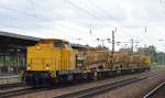 DGT/DB Bahnbau Gruppe mit 293 010-5 und einigen Materialförder- und Siloeinheiten vom Typ P&T MFS-100 + MFS-100-S bei der Durchfahrt Bhf.