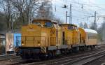 DB Bahnbau Gruppe/DGT Lok 9/293 011-3 + Lok 8/293 010-5 mit Bahndienstwagen (75 80 D-DB 2811 166-7) am 25.02.16 Berlin-Hirschgarten.