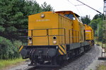 DB Bahnbau Gruppe mit der Lok 8/293 010-5 und einem KIROW Schienengleisbaukran (EDK 152) am 31.07.16 Berlin-Wuhlheide