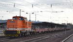 LOCON 211 (293 502-1) mit einigen Drehgestell-Flachwagen am 16.03.17 Bf.