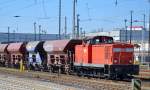 Bei den Gleisbauarbeiten im Gelände des Bhf. Berlin-Lichtenberg heute mit Schotterzug im Einsatz, WFL Lok 10 (346 685-1), 19.03.15